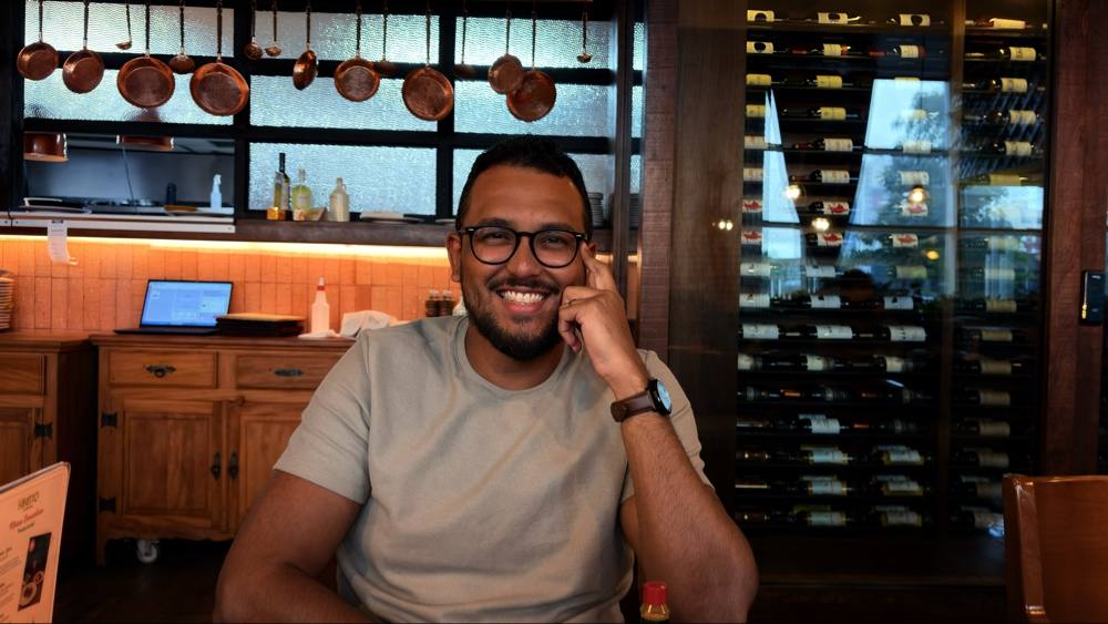 Mailton Lima em ambiente informal, sorrindo